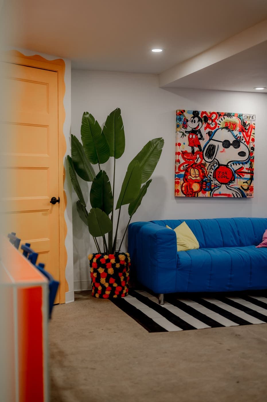 Le coin lounge et son divan bleu électrique
